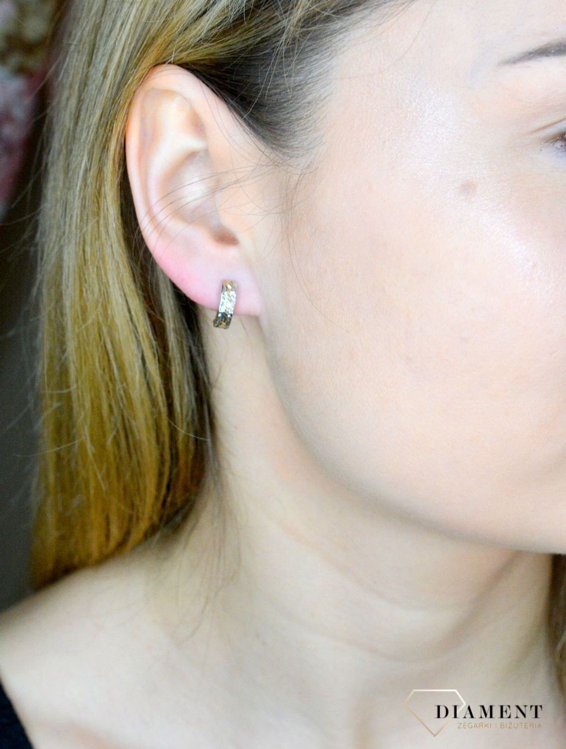 Złote kolczyki 375 angielskie z grawerowaniem i białym złotem KL 6089A 375. Złote kolczyki wykonane z najwyższej jakości żółtego złota, próba 375, waga około 1,05 gram. Kolczyki w minimalistycznym stylu, wpisujące się w obecne trendy.jpg